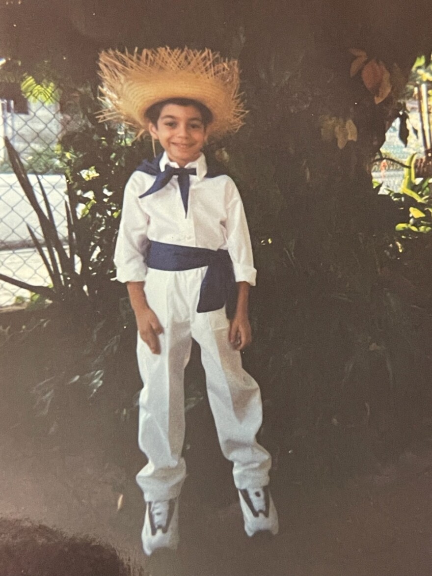 En la fotografía están Ramón A. Gonzales-Arango López de niño. Su abuela, quien era la costurera del barrio, le confeccionaba trajes para obras de teatro.