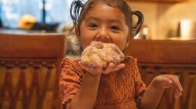 Luna Robles, hija de Ana Karen Robles, la mente detrás del pan de muerto más cotizado en Nashua. El pan de muertos le recuerda a los mexicanos sobre los seres queridos que ya fallecieron.