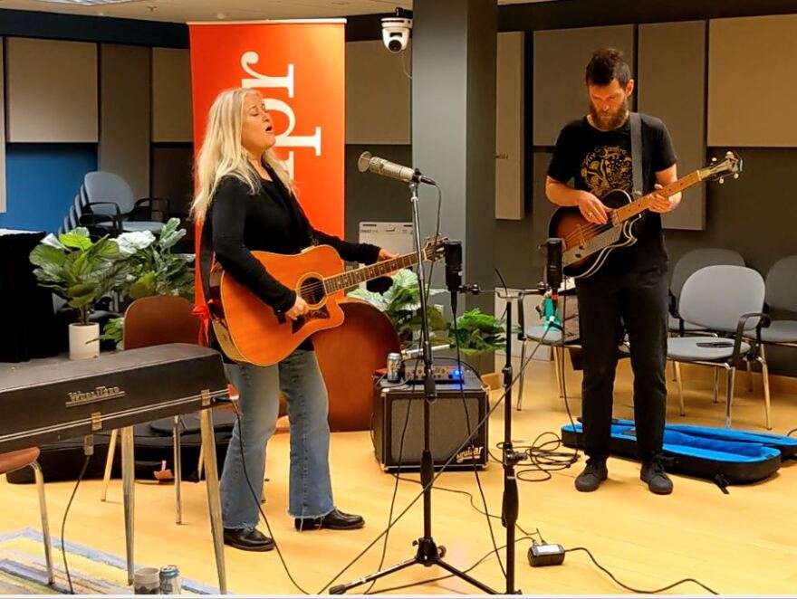 Paula Cole and Ross Gallagher perform Green Eyes Crying from Cole's latest album 'Lo'.