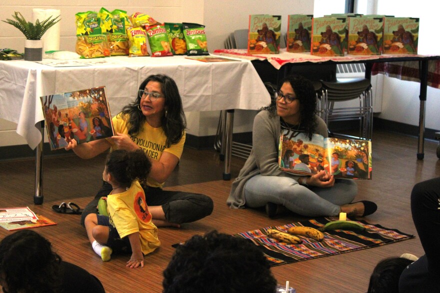 Jennice Chewlin y Loreiny Polanco presentan una hora de cuentos bilingüe el sábado 28 de septiembre de 2024 en la Biblioteca Pública de Nashua. Leen “Plátanos Are Love”, un libro ilustrado para niños de Alyssa Reynoso-Morris en inglés y español.