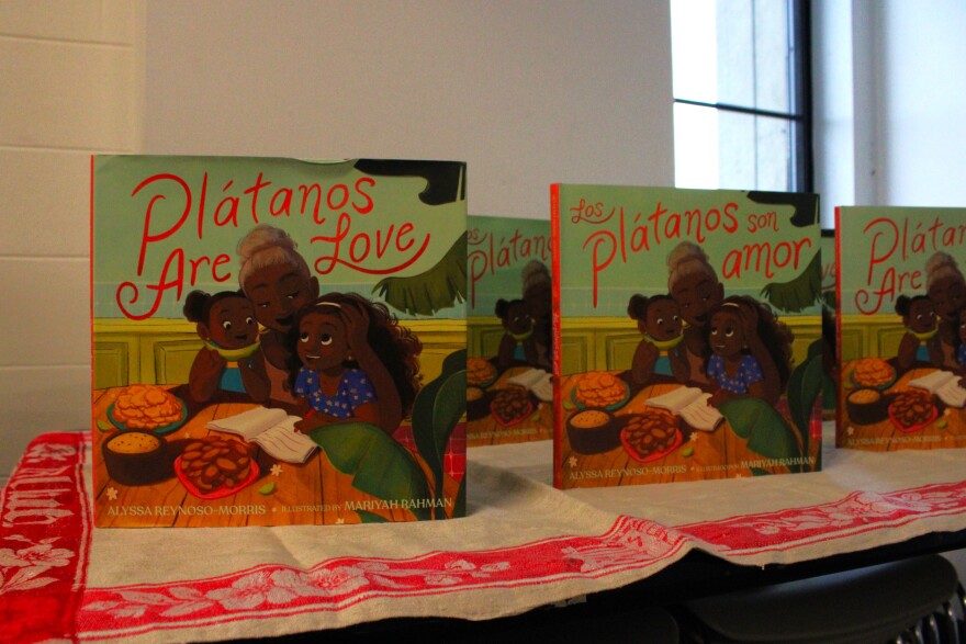 Copias de “Plátanos Are Love”, un libro ilustrado para niños de Alyssa Reynoso-Morris en inglés y español, exhibidas en una hora de cuentos bilingüe el sábado 28 de septiembre de 2024 en la Biblioteca Pública de Nashua.