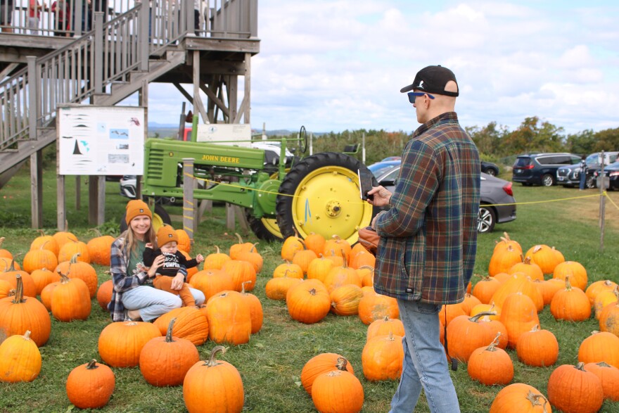 Miles Dennis, a la derecha, toma una foto de Kylie Dennis y Otto Dennis en un huerto de calabazas en Carter Hill Orchard en Concord el primer día de otoño: domingo 22 de septiembre de 2024.