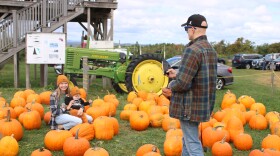 Miles Dennis, a la derecha, toma una foto de Kylie Dennis y Otto Dennis en un huerto de calabazas en Carter Hill Orchard en Concord el primer día de otoño: domingo 22 de septiembre de 2024.